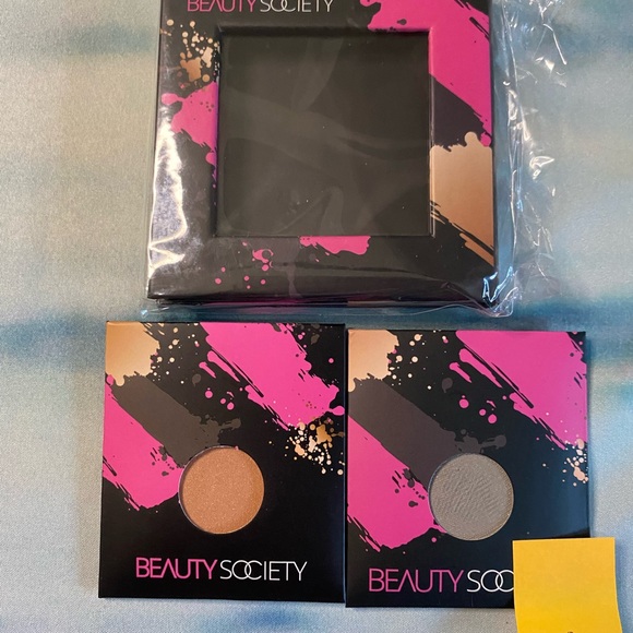 Beauty Society Set of 2 Highly Pigmented Eyeshadows with Magnetic Pallet. Lot 2 - Picture 2 of 2